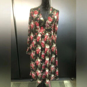 Re-Named Long Sleeve,Floral V-neck, lightweight,sheer, lined upper